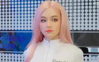 DroidUP Moya female android robot